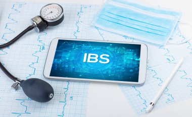 IBS kısaltmalı bir tabletin yakın plan görüntüsü, tıbbi konsept