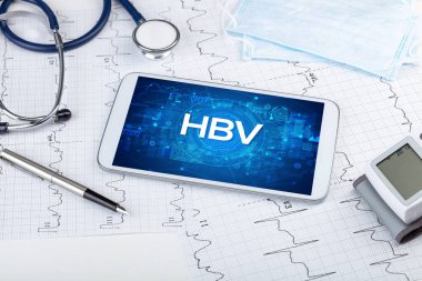 HBV kısaltmalı bir tabletin yakın plan görüntüsü, tıbbi konsept