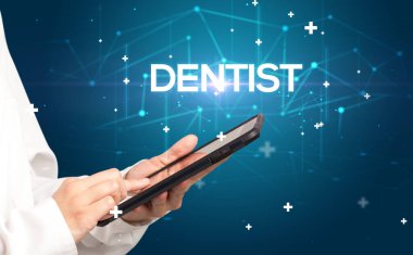 Doktor tıbbi kayıtları DENTIST yazıtları ve tıbbi konseptle dolduruyor.