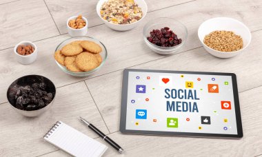 SOCIAL MEDIA yazıtlı sağlıklı tablet Pc bileşimi, Sosyal ağ kavramı