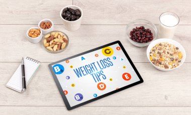 Kilo verdirme ipuçları, kilo verme konsepti içeren sağlıklı tablet PC bileşimi