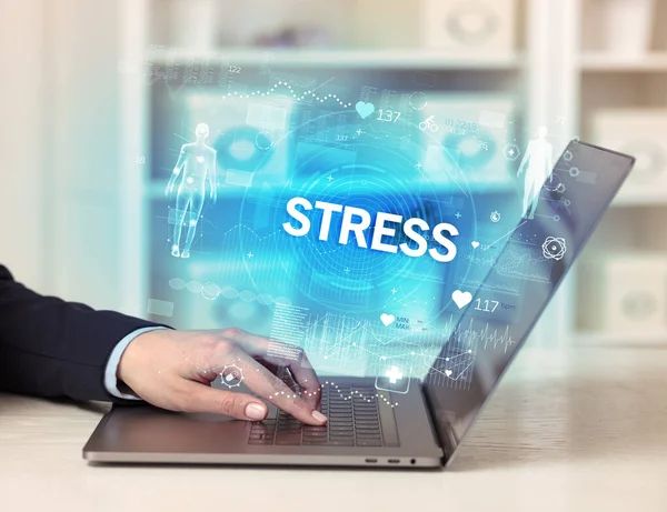 Lekarz Prowadzący Badanie Stanu Zdrowia Napisem Stress Rejestrujący Wyniki Badań — Zdjęcie stockowe