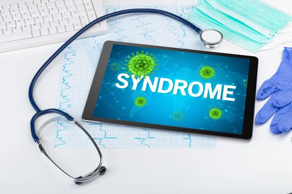 Syndromeの碑文を持つタブレットPcのクローズアップビュー 微生物学の概念 — ストック写真