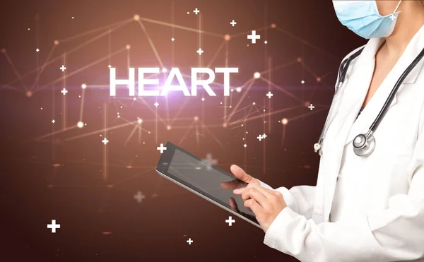 医師は 心臓の碑文 医療の概念で医療記録を記入 — ストック写真