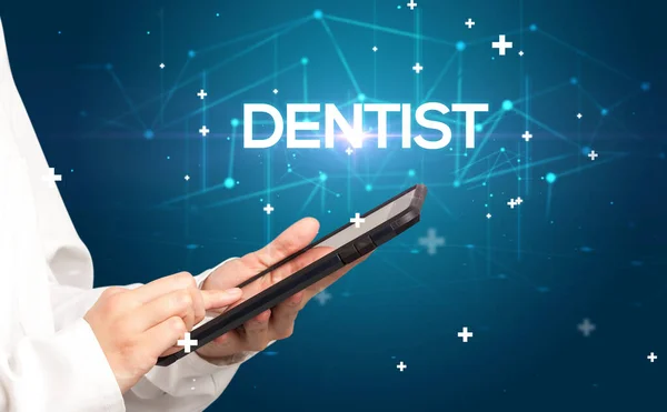 Arzt Füllt Krankenakte Mit Dentist Aufschrift Aus Medizinisches Konzept — Stockfoto