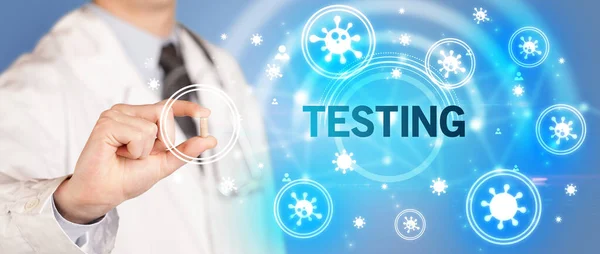 Doktor Testing Yazıtları Koronavirüs Konseptiyle Hap Veriyor — Stok fotoğraf