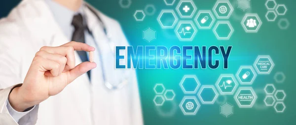Nahaufnahme Eines Arztes Der Ihnen Eine Pille Mit Emergency Aufschrift — Stockfoto