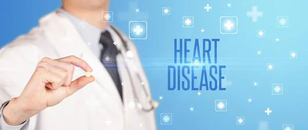 Zbliżenie Lekarza Dającego Pigułkę Napisem Heart Disease Koncepcja Medyczna — Zdjęcie stockowe
