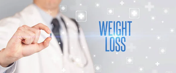 Detailní Záběr Lékaře Podávajícího Pilulku Nápisem Weight Loss Lékařský Koncept — Stock fotografie