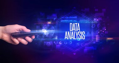 DATA ANALYSIS yazıtları ve siber güvenlik konseptiyle el ele tutuşan kablosuz ağ