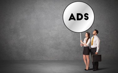 Genç iş adamı ADS kısaltmalı trafik levhası taşıyor, teknoloji çözüm kavramı