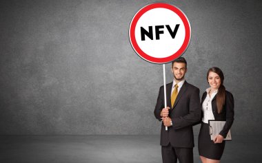 Genç iş adamı NFV kısaltmalı trafik levhası taşıyor, teknoloji çözüm kavramı