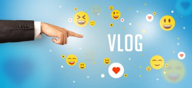 VLOG yazıtlarına, sosyal medya kavramına işaret eden kırpılmış ellerin yakın çekimi
