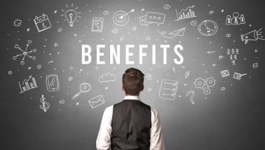 BENEFITS yazıtları, modern iş konsepti olan bir işadamının arka görüşü
