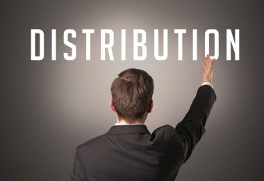 DİSTRIBUTION yazıtları, güçlü iş konsepti olan bir iş adamının arka görünümü