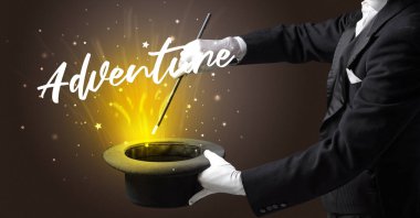 Sihirbaz, Macera yazıtları ve seyahat konseptiyle sihirbazlık numarası yapıyor.