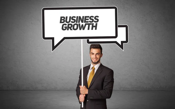 Молода Бізнесмен Випадковому Триманні Дорожнього Знаку Написом Business Growth Концепція — стокове фото