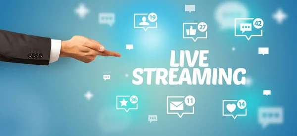 Zbliżenie Przyciętej Dłoni Wskazującej Napis Live Streaming Koncepcja Sieci Społecznościowych — Zdjęcie stockowe
