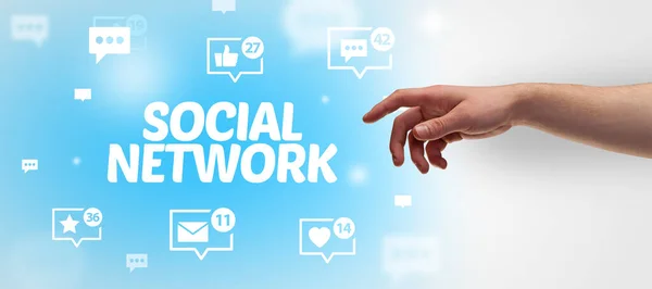 Zbliżenie Przyciętej Ręki Wskazującej Napis Social Network Koncepcja Sieci Społecznościowych — Zdjęcie stockowe