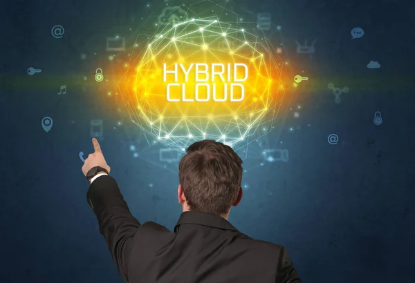 Rückansicht Eines Geschäftsmannes Mit Hybrid Cloud Aufschrift Online Sicherheitskonzept — Stockfoto
