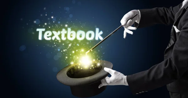 魔术师正在用教科书的题词 教育观念来展示魔术 — 图库照片