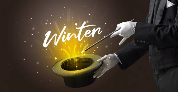 Magik Pokazuje Magiczną Sztuczkę Napisem Winter Koncepcja Podróży — Zdjęcie stockowe
