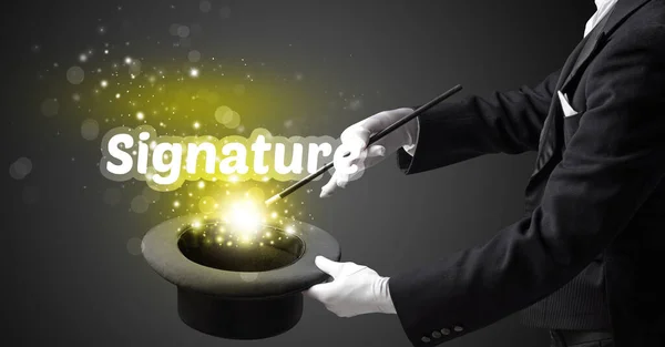 Magik Pokazuje Magiczną Sztuczkę Napisem Signature Koncepcja Edukacyjna — Zdjęcie stockowe
