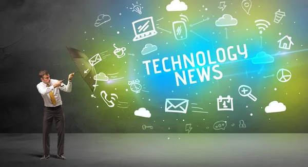 技術ニュースの碑文から傘で守るビジネスマン 近代的な技術の概念 — ストック写真
