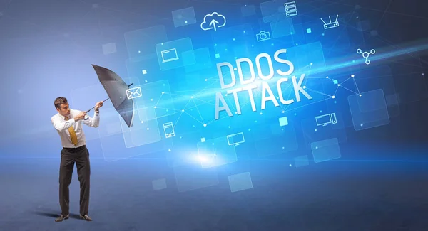 Бизнесмен Защищающийся Зонтиком Кибератаки Надписи Ddos Attack Концепция Онлайн Безопасности — стоковое фото
