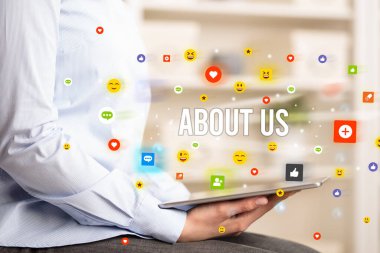 Sosyal medya simgeleri ve ABD yazıtlarıyla multimedya oynayan iş adamlarının kapatılması