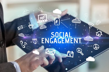 SOSYAL ENGAGEMENT yazıtları ile Sosyal Ağ Kullanan Bir Kişinin Yakın Çekimi