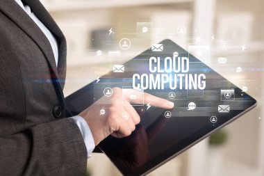 Bir tabletin yakın plan araması CLOUD yazıt, modern teknoloji konsepti