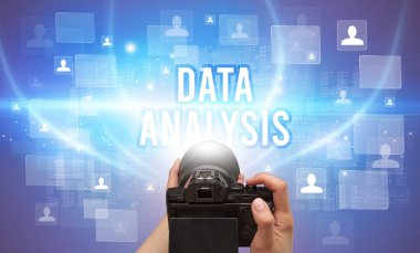 DATA ANALYSIS yazıtlı el kamerasının yakın çekimi, video izleme konsepti