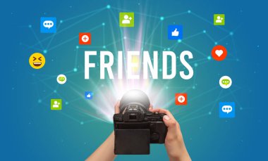 Arkadaşların yazılarıyla sosyal medya içeriğini yakalamak için kamera kullanmak, sosyal medya içeriği kavramı