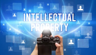 INTELLECTUAL Mülkiyet Yazıtı, video izleme konsepti ile el kamerasının yakın çekimi