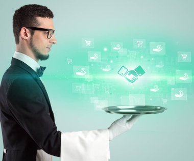 Genç garson tepside tokalaşma ikonları sunuyor, yeni iş modeli konsepti