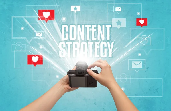 Content Strategy Yazıtları Sosyal Medya Kavramı Ile Fotoğraf Çeken Bir — Stok fotoğraf