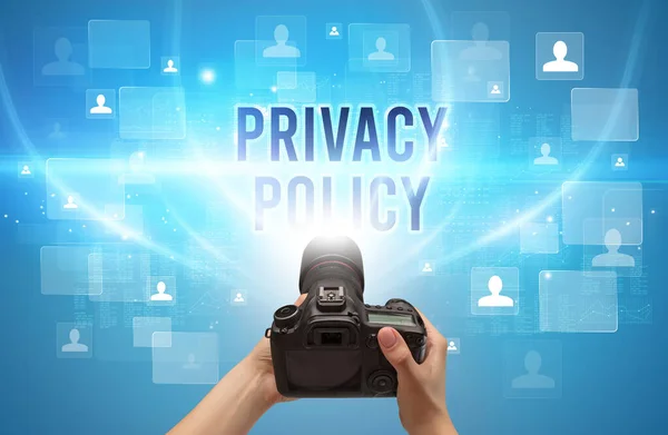 带有Privacy Policy铭文 视频监控概念的手持相机的特写 — 图库照片