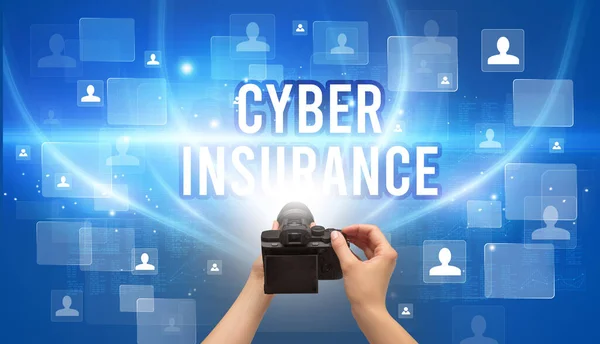 Close Van Handcamera Met Cyber Insurance Inscriptie Videobewakingsconcept — Stockfoto