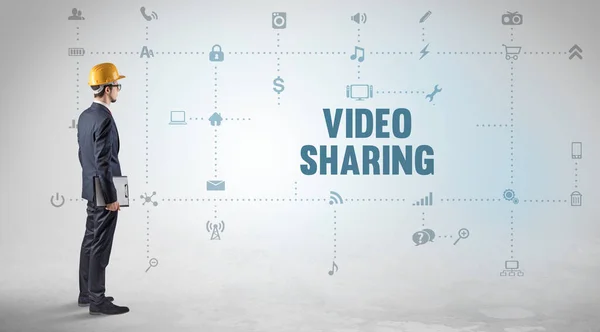 Inżynier Pracujący Nad Nową Platformą Mediów Społecznościowych Koncepcją Video Sharing — Zdjęcie stockowe
