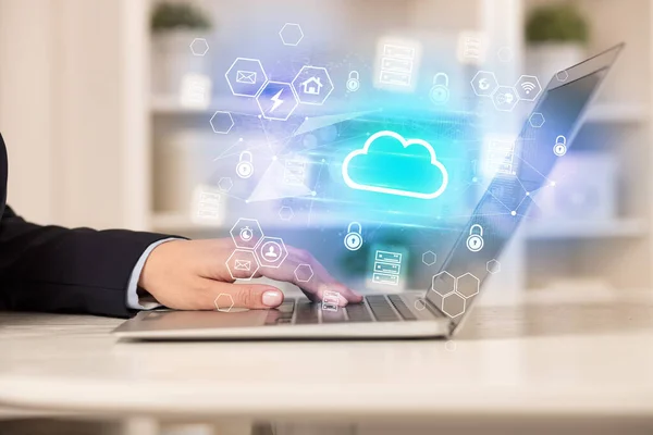 Mani Che Lavorano Laptop Con Icone Cloud Concetto Tecnologia Moderna — Foto Stock
