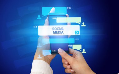 SOCIAL MEDIA yazıtlı, sosyal ağ kavramlı akıllı telefondan kadın el yazısı