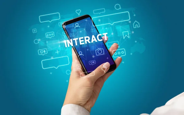 女性の手は Interactの碑文 ソーシャルメディアの概念をスマートフォンで入力 — ストック写真
