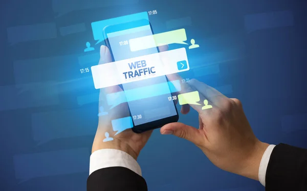 Pisanie Smartfonie Napisem Web Traffic Koncepcja Sieci Społecznościowych — Zdjęcie stockowe