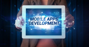 Tablet üzerinde çalışan genç iş adamı ve yazıyı gösteriyor: MOBILE APPS DEVELOPMENT