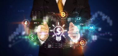 Elinde dolar işareti olan bir iş adamı, yatırım konsepti.