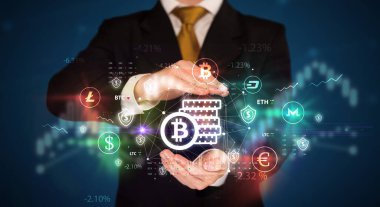 Bitcoin tasarruf sembolü ve yatırım konseptini elinde tutan iş adamı