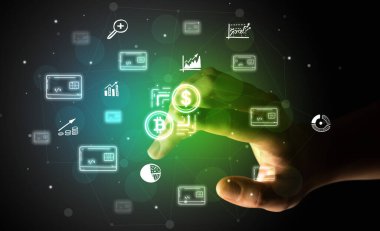 İş adamı parmağı ekranda elle çizilmiş şifreleme simgeleri fütüristik kavramıyla multimedya arayüzüne dokunuyor