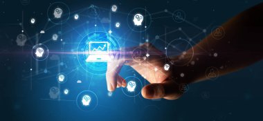 İşadamı, çoklu dokunmatik ekranda dizüstü bilgisayar simgesi, fütüristik konsept ile hisse senedi grafik bilgilerine basıyor