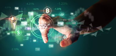 İş adamı multimedya dokunmatik ekran fütüristik konseptinde elmas sembolünü elle itiyor